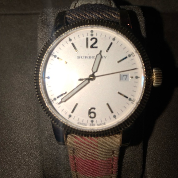Authentic BURBERRY WOMENS WATCH - Picture 3 of 8